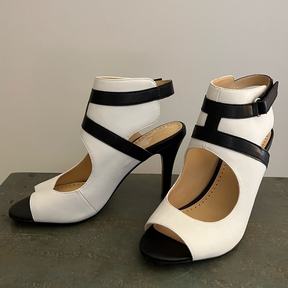 Adrienne Vittadini Glorene Heels Size 8 - Picture 3 of 7